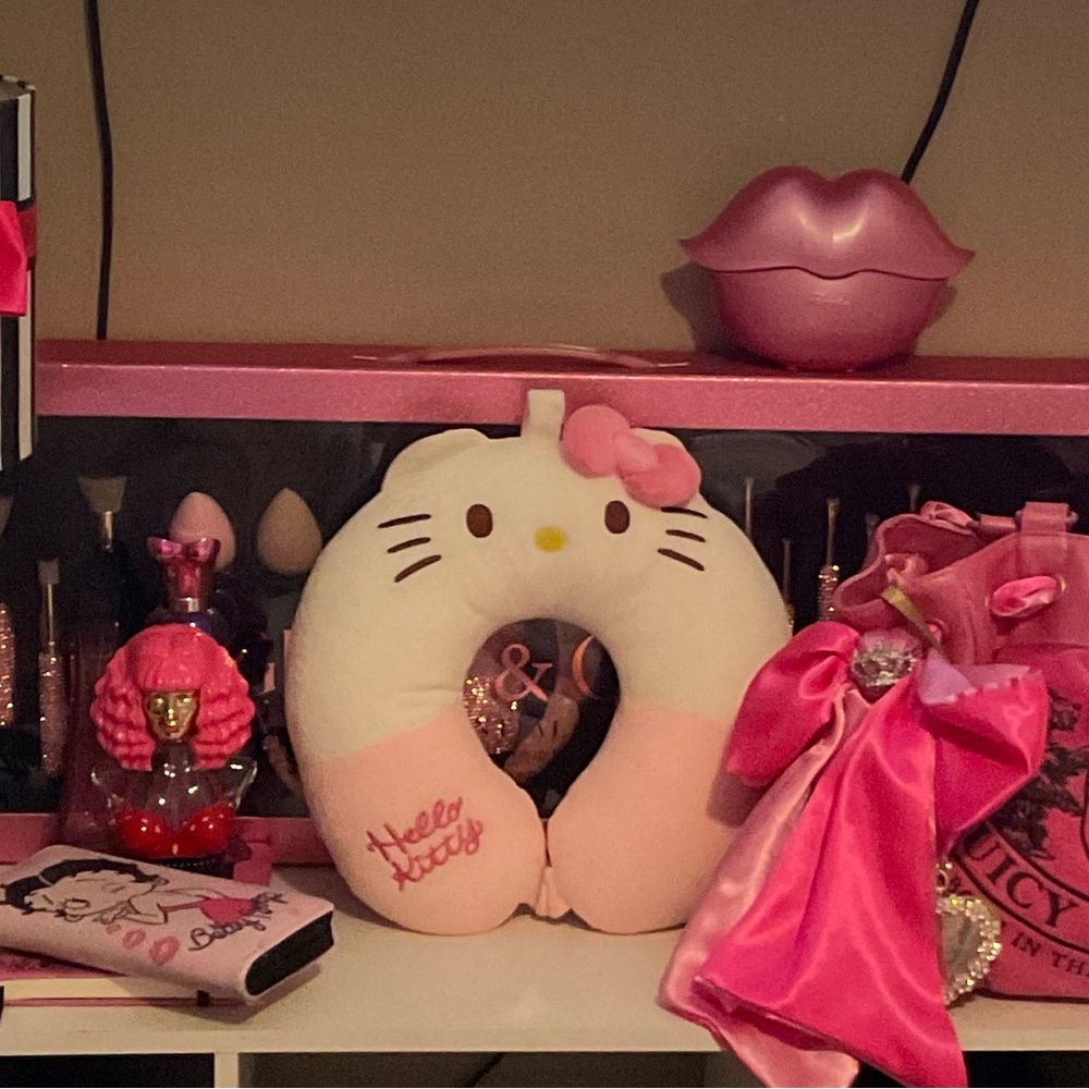 COLLECTORS EDITION HELLO KITTY TRAVEL NECK PILLOW RARE!